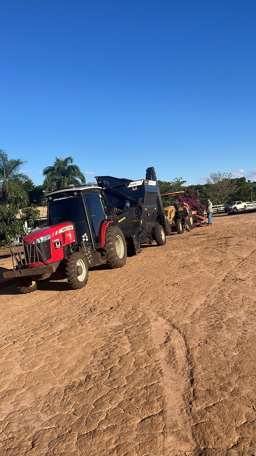 Tratores e implementos da LJ em fila no pátio da fazenda