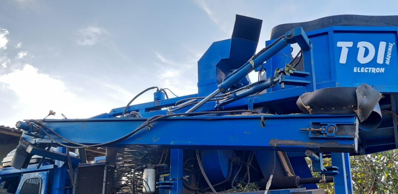 Parte de cima da colheitadeira TDI Electron, com a esteira e o tanque do café