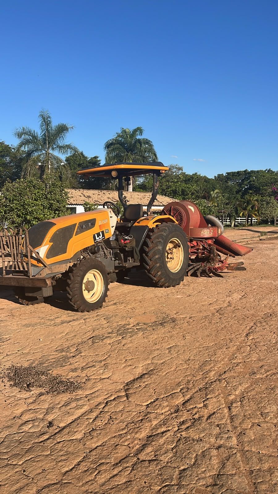 Trator Valtra da LJ com implemento engatado